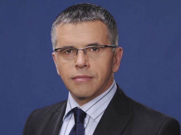 Димитър Абаджиев - СДС - ДСБ - РЗС
Политическата кариера на Абаджиев започва от СДС през 1997 г., когато е избран за депутат от Търговище. През 2000 г. става член на Националния изпълнителен съвет на партията. Година по-късно влиза отново в Народното събрание като депутат на СДС. През 2004 г. обаче става част от голямата синя схизма, като заема страната на Иван Костов и става един от основателите на ДСБ. На изборите през 2005 г. е избран за трети път за народен представител, този път от листата на ДСБ. След президентските избори в началото на ноември 2006 г. обаче напуска партията и става независим депутат. Оттам кариерата му продължава в новосформираната "Ред, законност и справедливост" на Яне Янев, чийто заместник става Абаджиев. Това трае до началото на 2010 г., когато в крайна сметка напуска партията. В момента е посланик на Република България в Кралство Саудитска Арабия. 