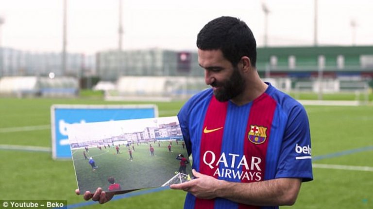 Арда Туран
Теренът, на който прави първите си стъпки Арда Туран, вече носи неговото име. 30-годишният турчин пристигна в Барса през лятото на 2015-а от Атлетико Мадрид, но така и не успя да намери мястото си на „Камп Ноу“.