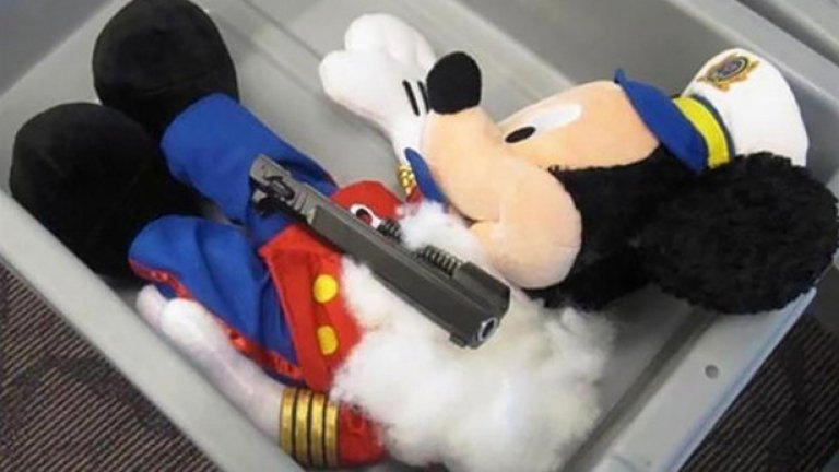 Пистолет, напъхан в мека детска играчка