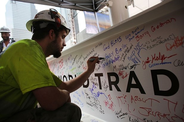 На мъжете и жените, които строят отново Световния търговски център, им е позволено да оставят каквото искат послание върху скелето