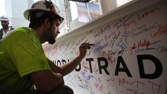 На мъжете и жените, които строят отново Световния търговски център, им е позволено да оставят каквото искат послание върху скелето
