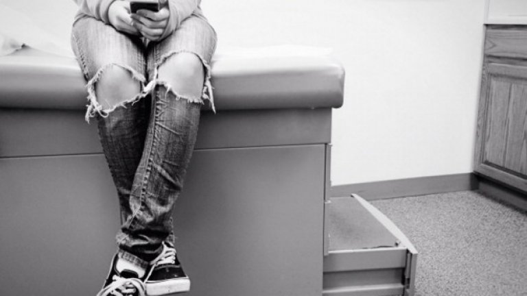 Ако не си забелязала, че дъщеря ти се придвижва из къщата със слушалки в ушите, телефон и таблет, които включва към различни контакти, значи наистина си много „спряла"!