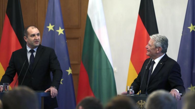 Българският президент Румен Радев се срещна с германския си колега Йоахим Гаук в Берлин. Това е първото официално двустранно посещение на Радев.