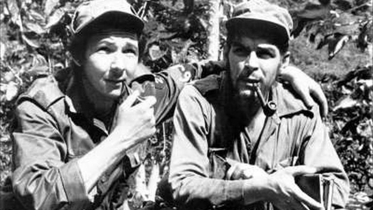 Раул също е командир от Кубинската революция. На тази снимка е с Ернесто Че Гевара.