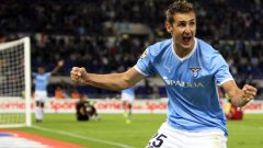 Героят на Лацио Мирослав Клозе куфее, след като е вкарал победния гол във вратата на Рома