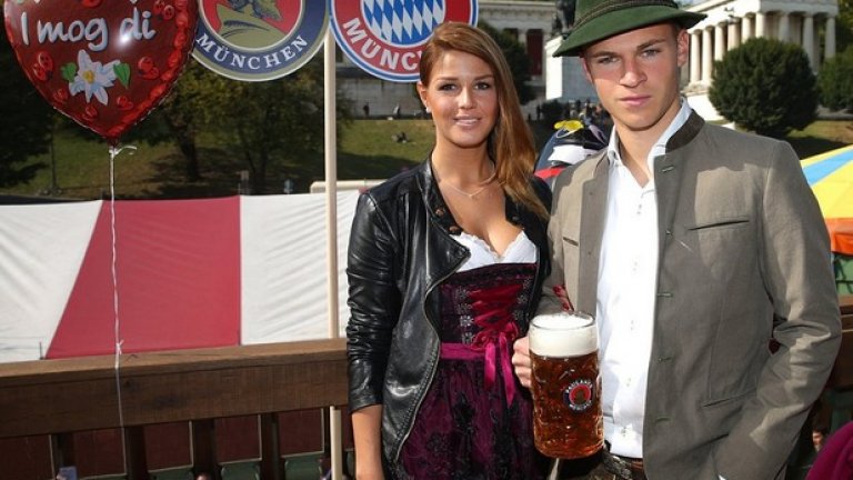 Джошуа Кимих - новата звезда на Байерн, гледа сериозно с красивата си приятелка Лина Майер.