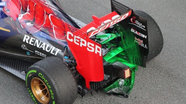 В Toro Rosso проверяват насочването на въздушните потоци към задното крило по старомодния начин