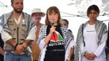 Активистите носят хуманитарни помощи на палестинците