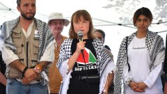 Активистите носят хуманитарни помощи на палестинците