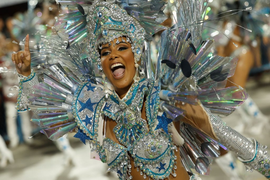 Карнавалът започна - Рио де Жанейро се отдава на парти и самба (снимки)