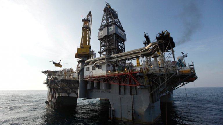 От 20 април, когато гръмна нефтената платформа на Бритиш петролиъм в Мексиканския залив, американските регулаторни органи са отказали 19 проекта за сондажи - и са разрешили поне 17