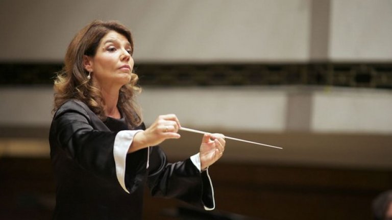 Диригентът Любка Биаджони обяви, че напуска Софийската филхармония с обвинения в конфликт на интереси и страх сред музикантите