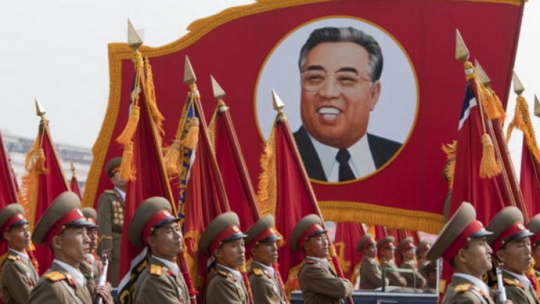 Зрелищен военен парад в Северна Корея