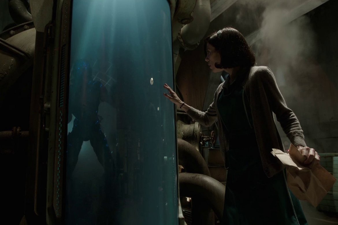 The Shape of Water / Формата на водата

Сали Хоукинс играе в ролята на млада жена, която може да чува, но не може да говори. Докато момичето работи в тайна лаборатория за изследвания, се влюбва в особено диво създание - човек-риба. Романтика и фантастика се срещат в едно в най-новия филм на Гийермо дел Торо. 