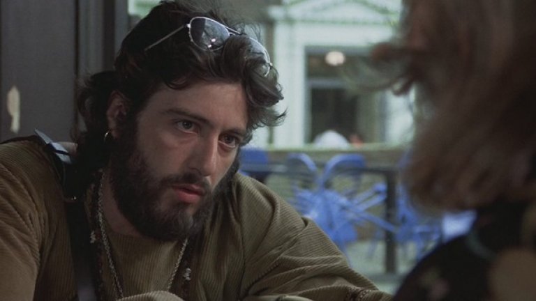 10. Серпико/Serpico (1973)
В началото на 70-те години младият полицай Франк Серпико (бел.ред.-невероятна роля на Ал Пачино) постъпва да служи в участък за първи път. Той вярва в закона и положената клетва, стриктно изпълнява служебния си дълг. 
Оказва се, че нещата не са такива, за каквито е учил в Полицейската академия. Около него е пълно с подкупни и корумпирани ченгета, които си затварят очите. Заради своята принципност Серпико се превръща в различното, нежелано и неудобно ченге. Хората, на които може да се довери, са малцина. Единственият изход да оцелее, е да се опълчи на повсеместната корупция.