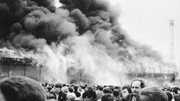 Пожарът на стадион „Валей Парейд" в Брадфорд отнема живота на 56 запалянковци.