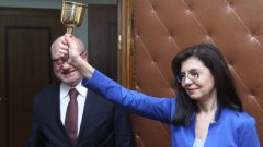 Първият назначен заместник на новия просветен министър Меглена Кунева е директорът на 119 СОУ - по една случайност училището, което е завършил Делян Пеевски