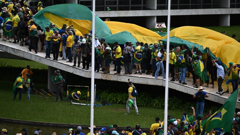 Стотици привърженици на Болсонаро нахлуха в Конгреса на Бразилия
