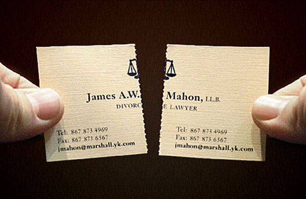 Визитна картичка на адвокат по бракоразводни дела. Контактите са изписани и в двата края на визитката.