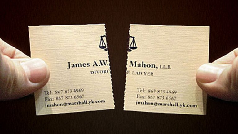 Визитна картичка на адвокат по бракоразводни дела. Контактите са изписани и в двата края на визитката.