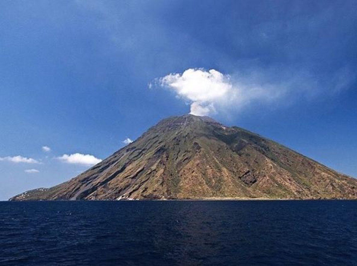 СтромболиДруг вулканичен остров е Стромболи, в Тиренско море, близо до Сицилия. Той е доста спартански. Веднага щом пристигнете, ще ви посрещне вулканът, който доминира целия остров. Девствените пейзажи са белязани от черен пясък и синьо море. Именно тук Ингрид Бергман и Роберто Роселини снимат филма "Божествената земя - Стромболи". За романтичните души - след вечеря се ходи на плажа, където се гледат звездите. Небето не е засенчено от изкуствени светлини.
