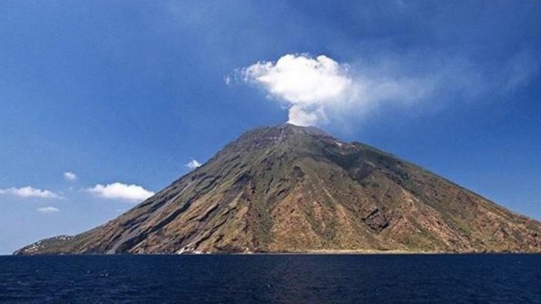 СтромболиДруг вулканичен остров е Стромболи, в Тиренско море, близо до Сицилия. Той е доста спартански. Веднага щом пристигнете, ще ви посрещне вулканът, който доминира целия остров. Девствените пейзажи са белязани от черен пясък и синьо море. Именно тук Ингрид Бергман и Роберто Роселини снимат филма "Божествената земя - Стромболи". За романтичните души - след вечеря се ходи на плажа, където се гледат звездите. Небето не е засенчено от изкуствени светлини.