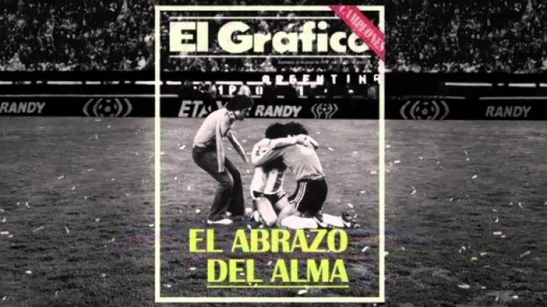 Прегръдка с душата.
Няма по-въздействащ миг във футбола! Снимката на плачещите от радост Алберто Тарантини и Убалдо Фильол, с притичалия до тях Виктор Дел`Акуиля... Това казва всичко за емоциите в онази нощ, когато Аржентина спечели световната титла на "Монументал" през 1978-а. Всъщност - казва всичко и за футбола.