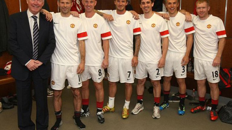 На преднишния фотос от 1992-а млади и хубави. На този само хубави... Възстановката е от 2011-а на бенефиса на Гари Невил.