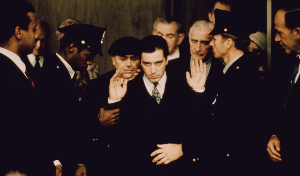 “Кръстникът II”
Когато Франсис Форд Копола обявява, че ще поднови класиката “Кръстникът” с втора част, са се ширили съмнения за успеха на продължението. Но режисьорът доказва, че със солидна история под ръка, няма невъзможни неща в киното.
Първата сюжетна линия на “Кръстникът II” следва Майкъл Корлеоне (Ал Пачино), който се опитва да държи конците на семейния бизнес. А втората ни изпраща в миналото на неговия баща - младия Вито Корлеоне (Робърт Де Ниро), който бяга от Сицилия в Америка и поставя основите на гангстерската си империя.