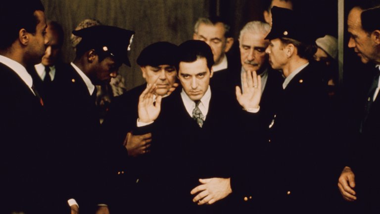 “Кръстникът II”
Когато Франсис Форд Копола обявява, че ще поднови класиката “Кръстникът” с втора част, са се ширили съмнения за успеха на продължението. Но режисьорът доказва, че със солидна история под ръка, няма невъзможни неща в киното.
Първата сюжетна линия на “Кръстникът II” следва Майкъл Корлеоне (Ал Пачино), който се опитва да държи конците на семейния бизнес. А втората ни изпраща в миналото на неговия баща - младия Вито Корлеоне (Робърт Де Ниро), който бяга от Сицилия в Америка и поставя основите на гангстерската си империя.