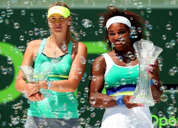 Мария и Серина след финала на Sony Open, спечелен от американката с 4-6, 6-3, 6-0