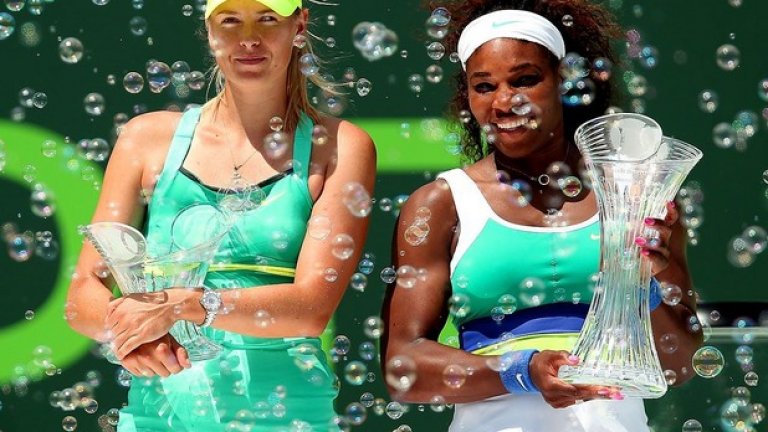 Мария и Серина след финала на Sony Open, спечелен от американката с 4-6, 6-3, 6-0