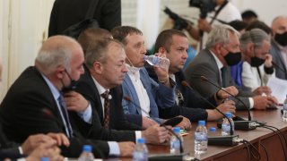 Заседанието на Комисията за ревизия отново започна със скандал
