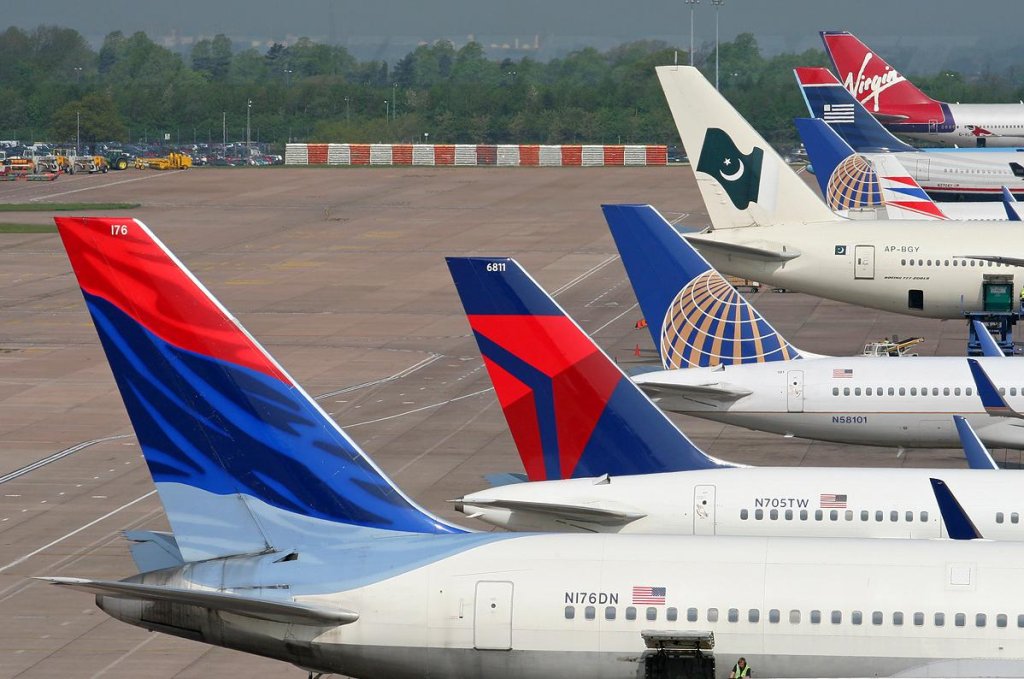 Aircraft_at_Manchester_Airport_Terminal_2