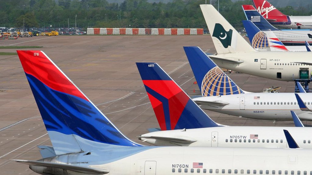 Aircraft_at_Manchester_Airport_Terminal_2