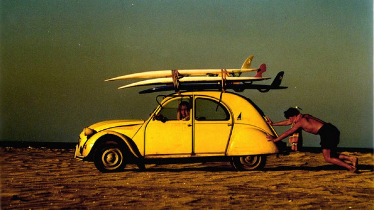 The Endless Summer

Това е документален филм от далечната 1966 г. 
Режисьорът/разказвач Брус Браун следи двама сърфисти по време на околосветско пътешествие. Въпреки топлия климат на родната Калифорния, студените океански течения правят местните плажове негостоприемни през зимата. Двамата пътуват до бреговете на Австралия, Нова Зеландия, Африка, Таити и Хавай в търсене на нови сърф изживявания и запалват местните жители към спорта. 