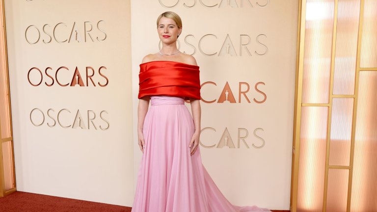 Джеси Бъкли носеше рокля в два цвята на Chanel.