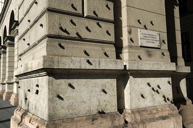 Фасадата на музей в Будапеща е превърната в паметник на революцията - следите от изстреляните куршуми са белязани по сградата завинаги
