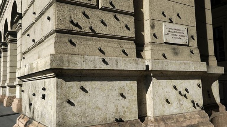 Фасадата на музей в Будапеща е превърната в паметник на революцията - следите от изстреляните куршуми са белязани по сградата завинаги