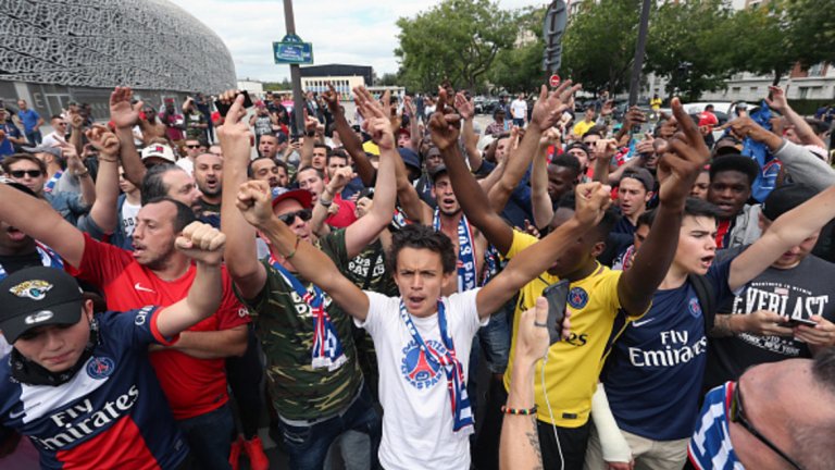 Хиляди посрещнаха футболиста в Париж и чакаха за автограф пред "Парк де Пренс".