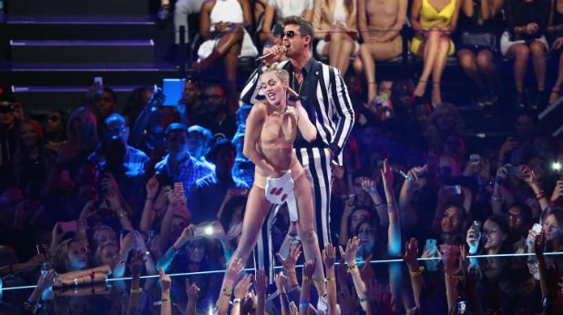 На наградите на MTV Робин Тике включи и Майли Сайръс в Blurred Lines