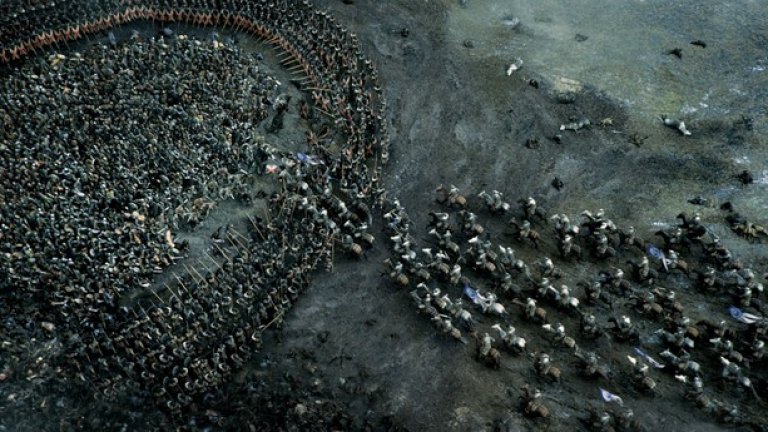 Game of Thrones: Битката на копелетата
До неотдавна се смяташе, че телевизионно фентъзи не може да се надява на спектакли от калибъра на „Властелинът на пръстените“ например, дори само поради бюджетни ограничения. Но времената се промениха и днес „Битката на копелетата“ (съдържаща моменти като например един невероятен проследяващ кадър на Джон Сноу в сърцето на сраженията) е сравнявана с най-епичните боеве в киното. Тази битка е била заснета за цели 25 дни, по 10 часа снимки всеки.