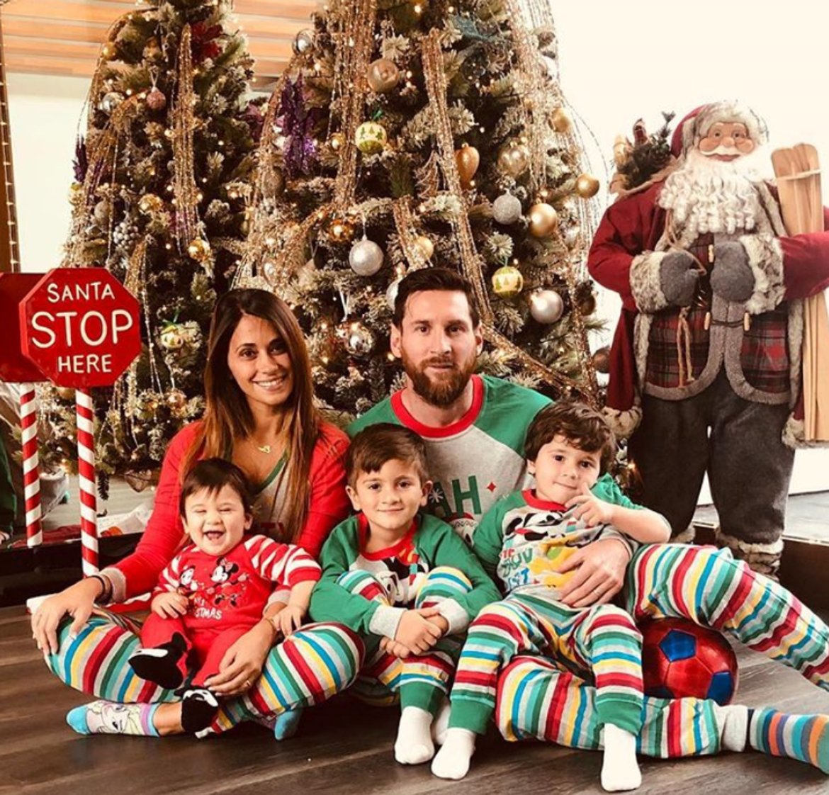 Меси и Антонела събраха децата пред красивата елха и помолиха Дядо Коледа да се спре при тях. Естествено, футболната топка не спира да присъства в живота им