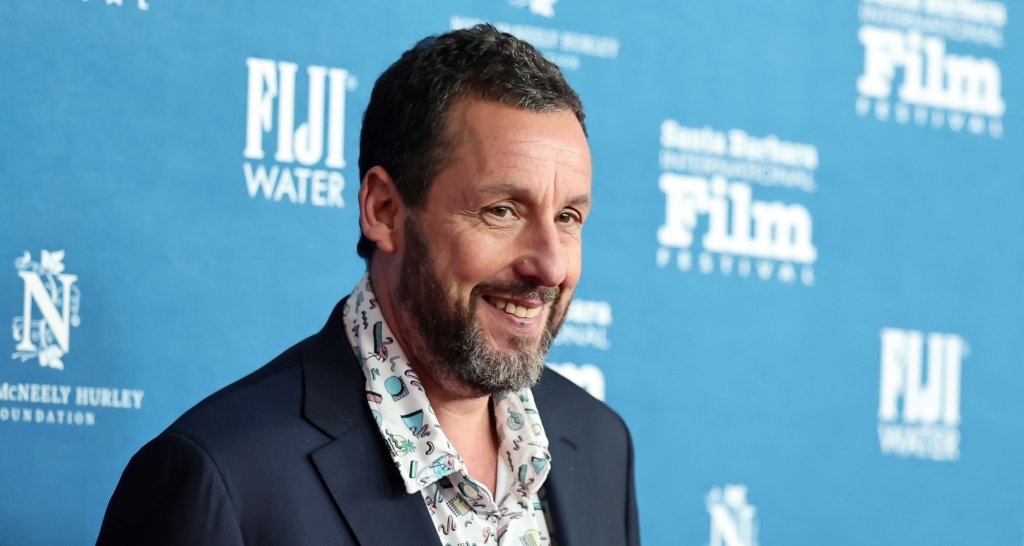  1. Адам Сандлър - 48 милиона долара
59-годишният Адам Сандлър беше сред първите големи звезди, които през 2014 г. оставиха киноекраните зад гърба си и намериха доходоносно пристанище в Netflix. През 2025 г. той продуцира и участва в дългоочакваното „Happy Gilmore 2“, който стана най-гледаният филмов дебют в Netflix  и в драмата „Jay Kelly“, който му донесе номинация за „Златен глобус“ за най-добър поддържащ актьор.