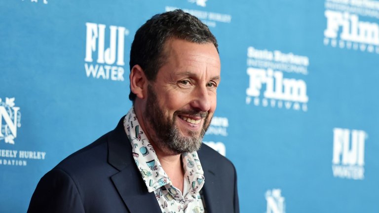  1. Адам Сандлър - 48 милиона долара
59-годишният Адам Сандлър беше сред първите големи звезди, които през 2014 г. оставиха киноекраните зад гърба си и намериха доходоносно пристанище в Netflix. През 2025 г. той продуцира и участва в дългоочакваното „Happy Gilmore 2“, който стана най-гледаният филмов дебют в Netflix  и в драмата „Jay Kelly“, който му донесе номинация за „Златен глобус“ за най-добър поддържащ актьор.