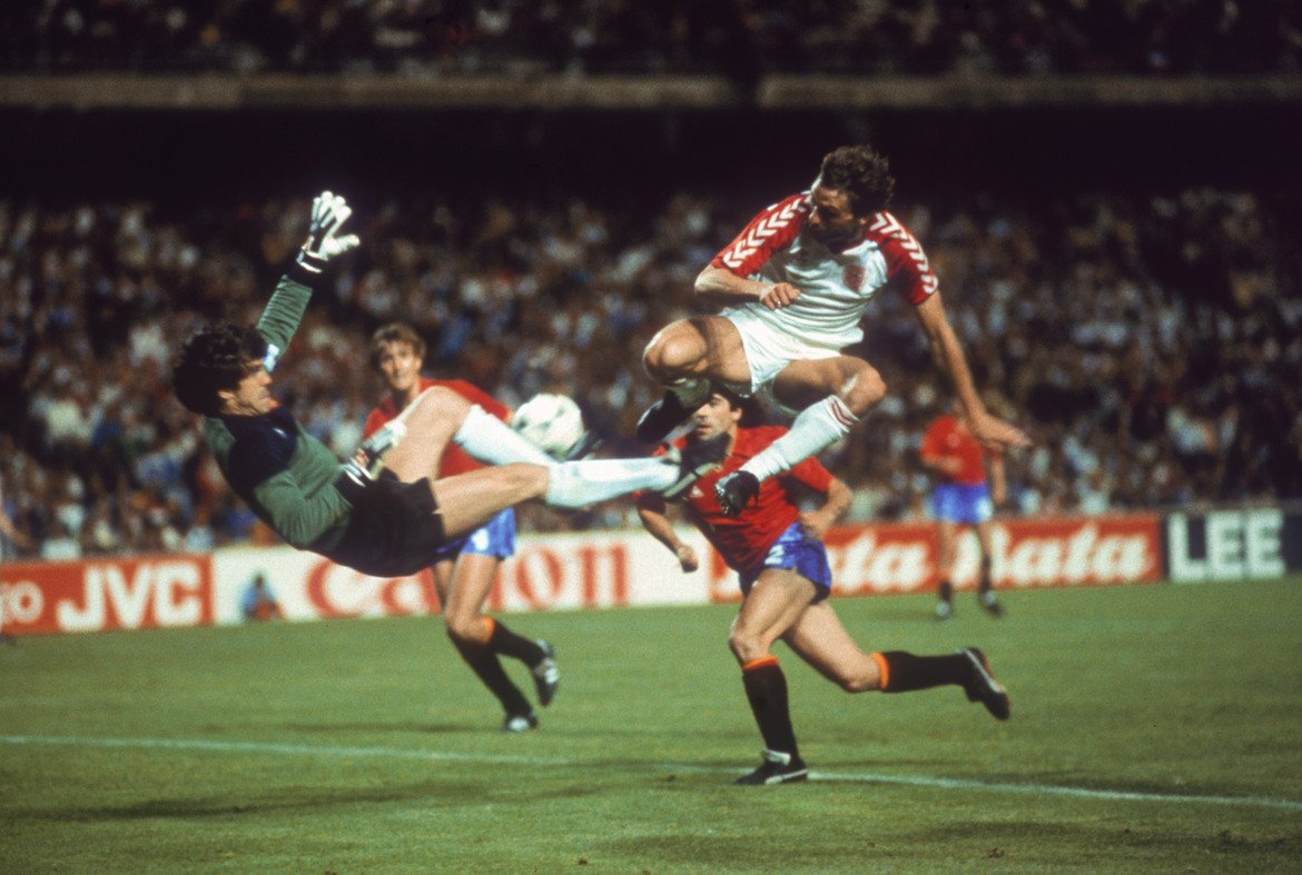Дуелът в Марсилия

За да застанат едни срещу други на големи футболни финали, двата национални отбора трябва да чакат до Европейското през 1984 г., когато попадат в една група. На „Стад Велодром“ в Марсилия Антонио Соуза вдига португалската публика на крака с поразяващ удар във вратата на Арконада, но асът на Реал (Мадрид) Карлос Сантиляна бързо възстановява равенството. 
И двата тима тогава прескачат груповата фаза за сметка на Германия, но след това отпадат последователно срещу бъдещия шампион Франция. Въпреки двата гола на Жордао, португалците отстъпват с 2:3 в продълженията на полуфинала. Испания се добира до мача за титлата на „Парк де Пренс”, където губи с 0:2.