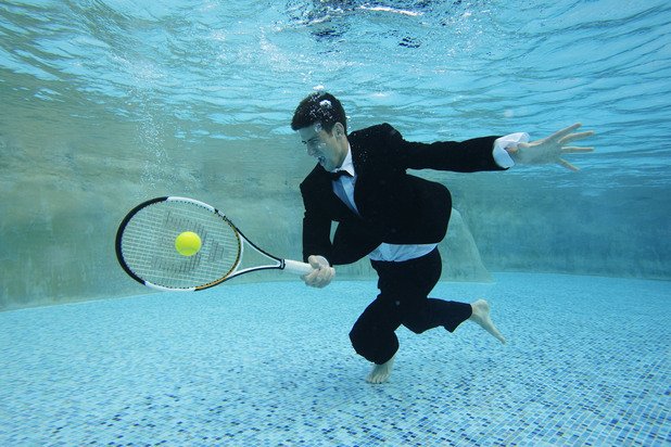 Фотосесия през 2007 г., когато игра тенис под вода срещу Рафа Надал.