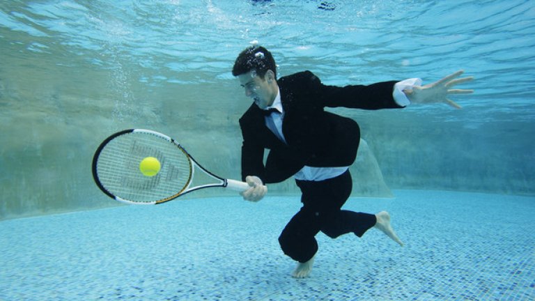 Фотосесия през 2007 г., когато игра тенис под вода срещу Рафа Надал.