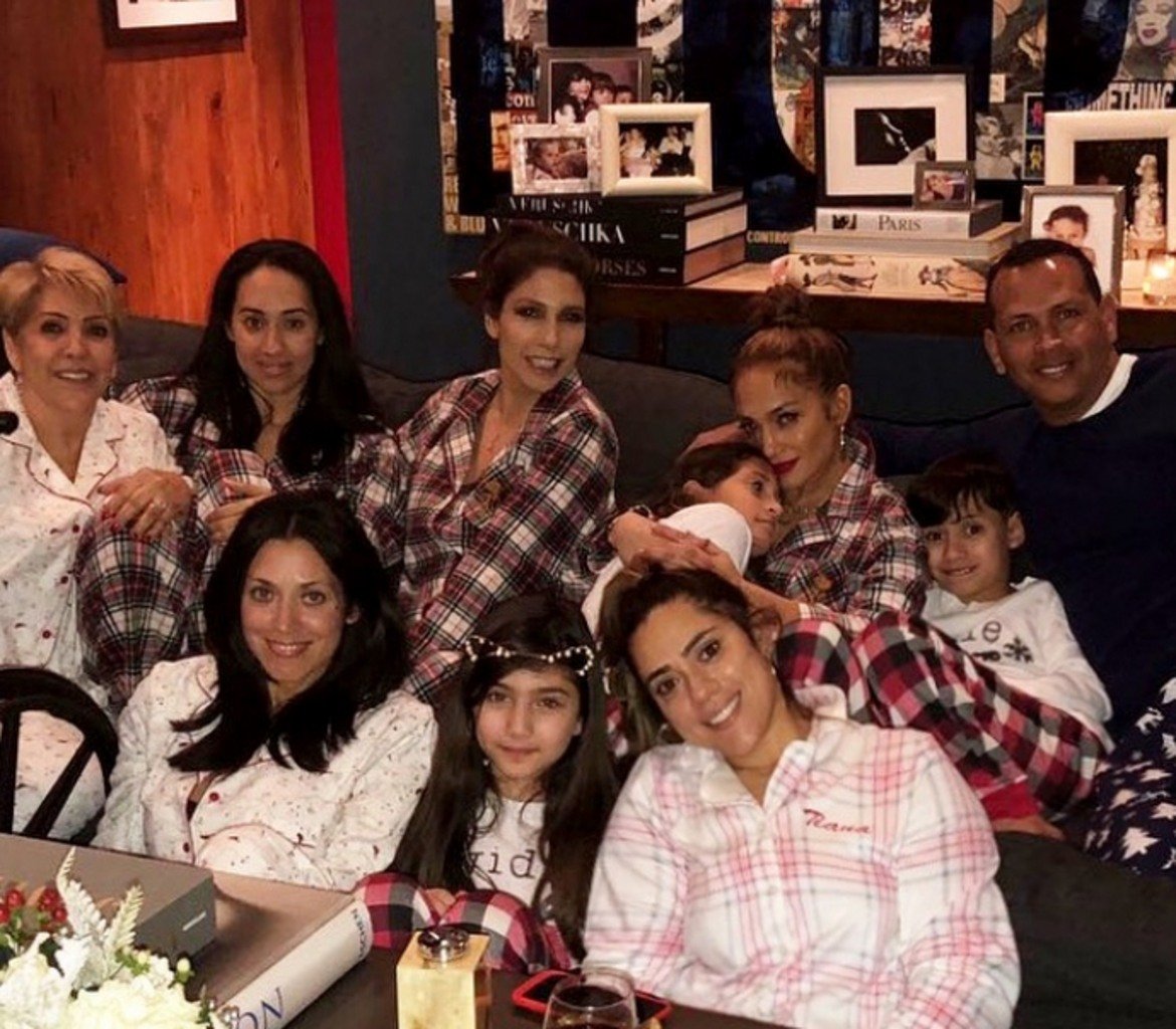 Певицата Дженифър Лопез е заложила на домашния уют, заедно със семейството си и сегашния си приятел - бившият бейзболист Алекс Родригез.