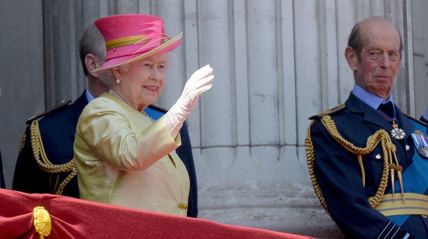 Кралица Елизабет II и Тони Блеър - "Кралицата" (2006)

  Хелън Мирън спечели „Оскар“ за превъплъщението й в британската кралица Елизабет II. Майкъл Шийн пък изигра бившия премиер Тони Блеър, и то за пореден път, а лентата на режисьора Стивън Фриърс получи добри отзиви. 

 Истинската кралица и истинският Блеър обаче са си обещали никога да не гледат филма. „Научих от достоверен източник в двореца, че Нейно Величество и г-н Блеър никога няма да гледат филма“, разказа самият Шийн. 